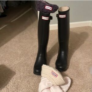 Black Hunter tall boots.  Size is 6M/7F.  Excellent condition.